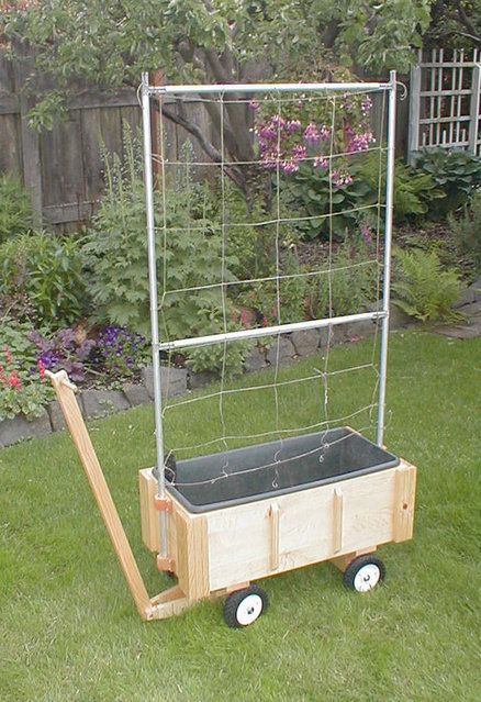 Cart to hold an "Earth Box" and improve upon its tiny wheels Earth Box Gardening, Small Garden Bed, Planter Designs, Garden Cover, Green Houses, Urban Agriculture, Support Plante, Planter Design, Black Garden