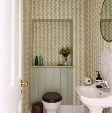 Pocket London on Instagram: "Downstairs Loo Goals 👌🏻! Bravo @studioleat 💚💚💚 #LooGoals #SoaneWallpaper #Transformation #HomeTransformation #BeforeandAfter #TransformationTuesday #KitchenTransformations #HomeConstruction #TraditionalHomes  #InteriorDesign  #CountryStyle #ModernCountryStyle #ElegantInterior #ElegantDesign #TimelessInterior #TimelessDesign #AffordableInterior #PocketLondon #tuesday #interiorlovers #topstylefiles #modernhome #interior123 #interiordesires #interiorinspo #houseenv Cloakroom Wallpaper, Country Bathroom Ideas, Country House Bathroom, Understairs Toilet, Guest Wc, Small Downstairs Toilet, Downstairs Cloakroom, Fern Wallpaper, Tongue And Groove Panelling