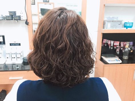 Cold Perm Short Hair, Perm Short Hair, Naturally Wavy Hair Cuts, Cold Perm, Frizzy Wavy Hair, Short Hair Fringe, Hair Color Streaks, Wavy Haircuts, Hair Inspiration Short