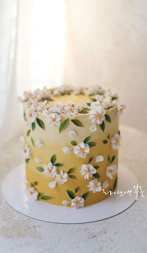 43 Cute Buttercream Flower Cake Ideas : Ombre Yellow Flower Cake Easter Cupcakes Easy, Floral Cake Design, Flower Cake Design, Daisy Cakes, Buttercream Flower Cake, Birthday Cake With Flowers, Elegant Birthday Cakes, Spring Cake, Simple Cake Designs