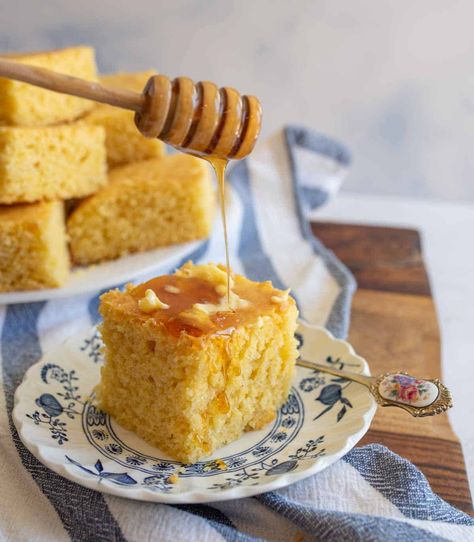 Easy Cornbread Recipe - Moist and Fluffy Homemade Cornbread! Easy Southern Cornbread, Sweet Corn Bread, Bread Calories, Easy Cornbread Recipe, Cheesy Cornbread, Best Cornbread Recipe, Camp Recipes, Cornbread Recipe Sweet, Gluten Free Baking Mix