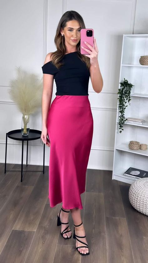 Work Outfits Inspo Women, Skirt Office Outfits, Pink Skirt And Top, Fuchsia Outfit, Satin Skirt Outfit, Everyday Fashion Outfits, Casual Day Outfits, Looks Street Style, Looks Chic