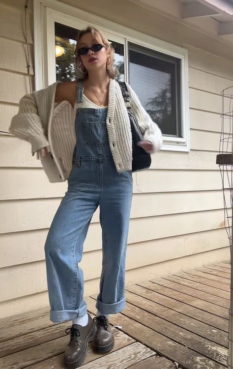 Overall And Cardigan Outfit, Sweater With Overalls Outfit, Overalls Cardigan Outfit, Overalls And Cardigan Outfits, Sweater And Overalls Outfits, Black Overalls Outfit Winter, Fall Overall Outfits, Overalls Outfit Spring, Beige Cardigan Outfit