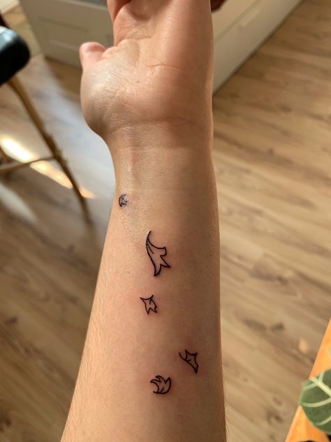 Tattoo Ideas Heartstopper, Small Tattoos Alt, Heart Stopper Tattoo, Heartstopper Leaves Tattoo, Cavetown Tattoo Ideas, Heartstopper Tattoo Ideas, 1d Tatoos, Heartstopper Tattoo, Tattoo Idea For Women