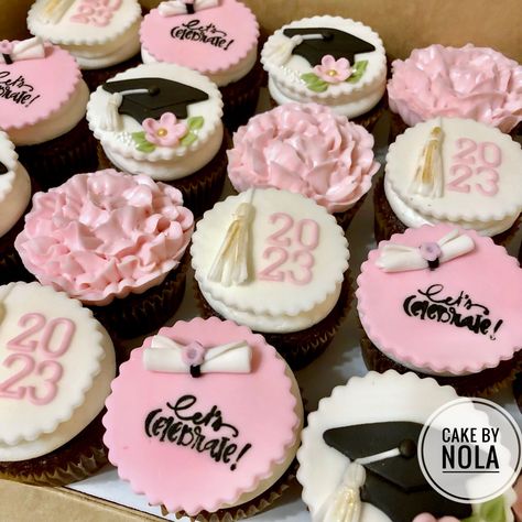 Cupcakes Decoration For Graduation, Graduation Cupcakes 2020, Grad Cupcake Toppers, Graduation Cupcake Designs, Senior Cupcakes, Graduation Cake And Cupcake Ideas, Combined Birthday And Graduation Party, Nursing Graduation Cupcakes, Graduation Cupcakes Pink