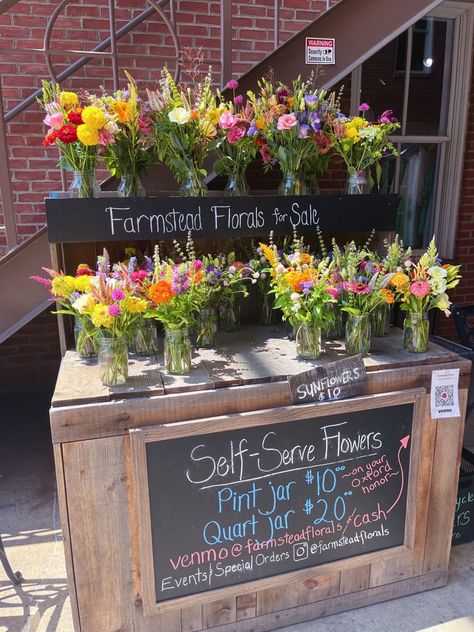 les fleurs 💐💐 Flower Stand At Farmers Market, Farm Flower Stand, Selling Flowers At Farmers Market, Flowers Farmers Market, Flower Display Stand Farmers' Market, Mason Jar Arrangements, Flowers For Sale, Farm Business, Lily Bloom