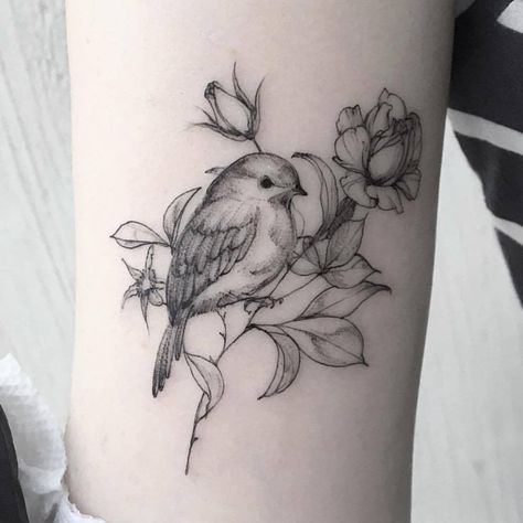 Mother Bird Tattoo, Finch Tattoo, Robin Bird Tattoos, Robin Tattoo, Bird Tattoos For Women, Vogel Tattoo, Tier Tattoo, Animal Tattoo Ideas, Beautiful Flower Tattoos