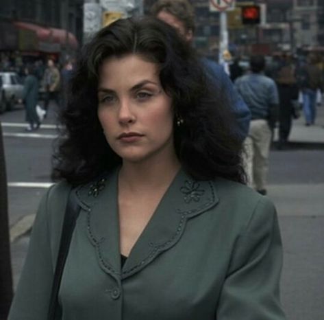 Audrey And Cooper, Rich Middle Aged Woman Aesthetic, Sherilyn Fenn 90s, Sherylin Fenn, Middle Aged Woman Aesthetic, Boxing Helena, Sherilyn Fenn, Woman In Suit, Spanish Woman