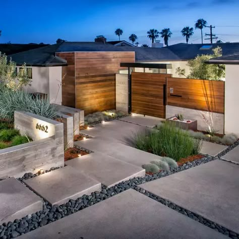 Modern Landscape Design Front Yard, Landscaping On A Budget, Residential Landscape, Front Courtyard, Front Yard Design, Areas Verdes, Dream Yard, Modern Landscape Design, Casa Container