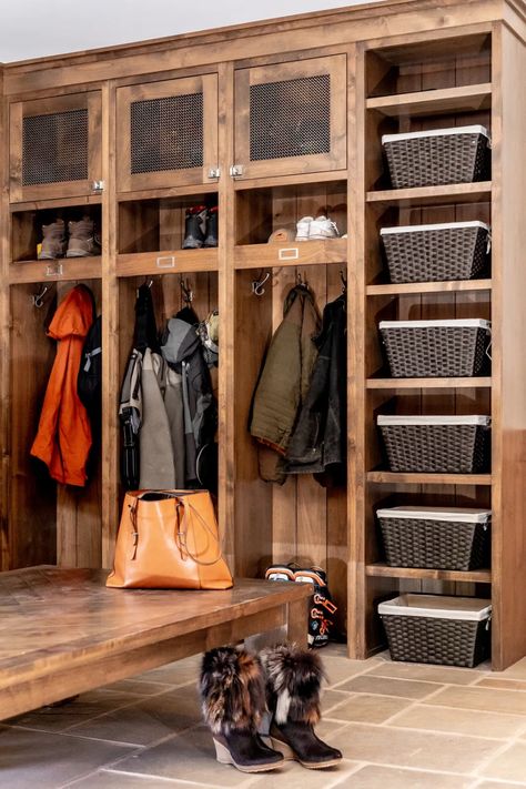 Hunting Room Design Ideas, Hunting Lockers Mud Rooms, Chalet Mudroom, Cabin Mud Room, Cabin Mudroom, Small Hunting Cabin, Kitchen Entryway Ideas, Hunting Room Design, Rustic Closet