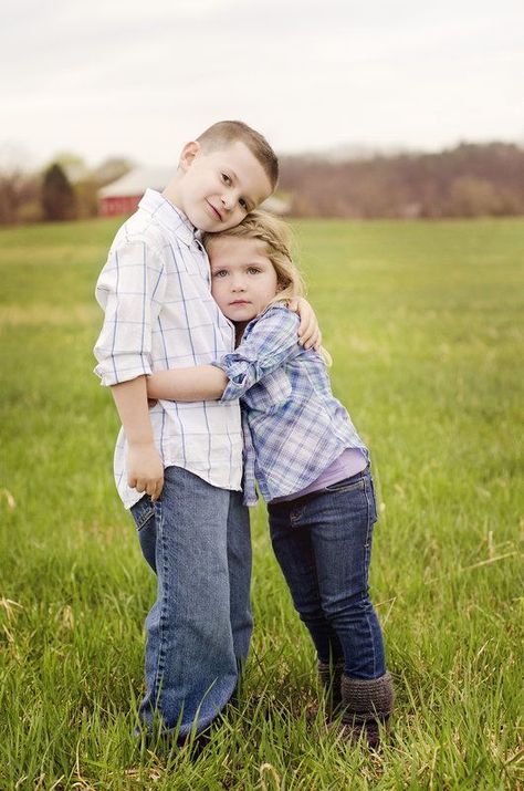 Boys Hugging, Brother Sister Poses, Brother Sister Photos, Sibling Pictures, Sister Poses, Sibling Poses, Family Pic Ideas, Trendy Photography, Sibling Photography