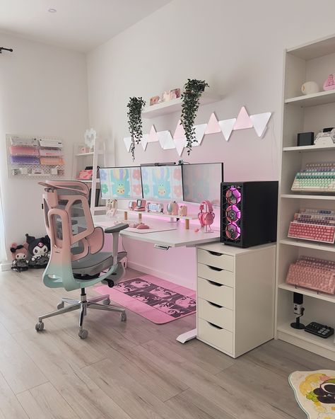 Room update!💗🎀✨Swipe for a room tour👉🏻😉 I’ve made a lot of additions in my pink cozy gaming room☺️ First, I finally have my dream IKEA corner shelf and filled it with my keyboard collection😭 My cute little mat from @geekshareplus definitely made that space even cuter🫶🏻 Then there’s my new ergonomic chair: Hbada E3, and my new desk buddy— Frappe the plushie🌸🔪💗 I also rearranged my Nanoleaf layout, redecorated my IKEA pegboard and mini shelf✨ Overall, I’m so happy with everything 🥰 Now I ... Girls Gaming Room, Pink And Green Gaming Setup, Ikea Gaming Room, Pink Set Up Gaming, Cute Pink Gamer Setup, Gamer Girl Setup Pink, Kawaii Pink Gaming Setup, Playstation Room, Ikea Pegboard