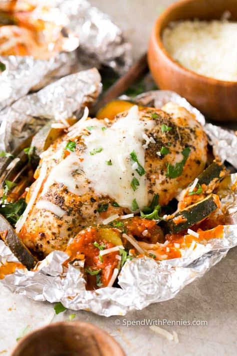 15 Lazy Summer Foil Pack Meals – Parade Chicken In Foil, Foil Packet Recipes, Foil Meals, Chicken Foil Packets, Foil Pack Dinners, Foil Packet Dinners, Foil Pack Meals, Foil Dinners, Foil Packs