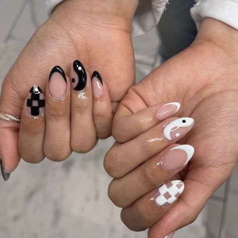 Ying Yang And Checkered Nails, Nails Acrylic Ying Yang, Nail Ideas Ying Yang, Ting And Yang Nails, Ying Yang Nail Design, Black And White Ying Yang Nails, Yin Yang Nail Designs, Opposite Nail Designs On Each Hand, Yin And Yang Nail Designs