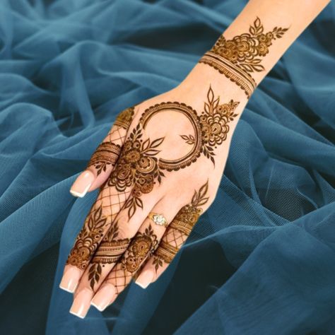 Mehndi Designs For Eid or Festival. #mehndi #mehndidesign #hennadesign #henna #latestmehndidesign Simple Mehendi Designs 2024, Mehandi Designs For Hands Simple 2024, Eid Mehndi Designs 2024, Mehedi Design Simple, Latest Mehndi Designs For Eid, Eid Special Mehndi Design, Front Hand Mehndi Design, Front Hand Mehndi, Eid Mehndi