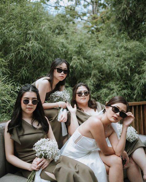 Bride Of Honor Dresses, Wedding Dresses Maid Of Honor, Bridesmaid Shoot Photo Ideas, Bridesmaids Prep Outfits, Bridesmaids Photoshoot Ideas, Wedding Friends Photo, Maid Of Honor Pictures With Bride, Maid Of Honor Aesthetic, Bridesmaid Poses With Bride