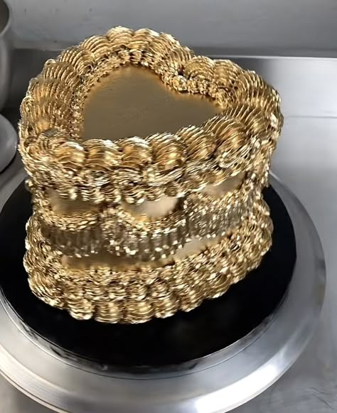 Bolo Vintage, Vintage Birthday Cakes, Gold Birthday Cake, Custom Birthday Cakes, Gold Birthday Party, Creative Birthday Cakes, Golden Birthday, Gold Cake, 18th Birthday Party