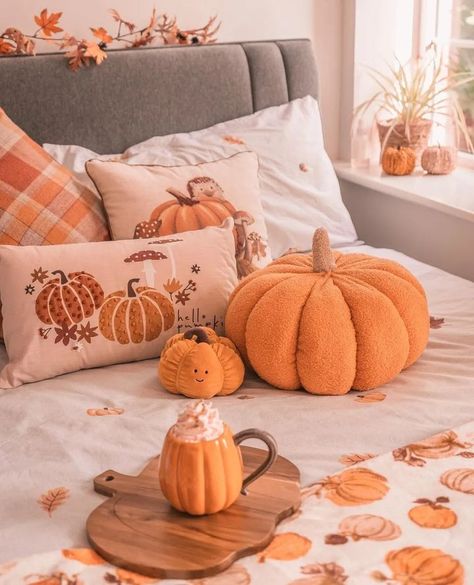 Deco Room, Autumn Room, Halloween Bedroom Decor, Fall Room Decor, Fall Bedroom Decor, Halloween Bedroom, Fall Bedroom, Preppy Fall, Fall Halloween Decor