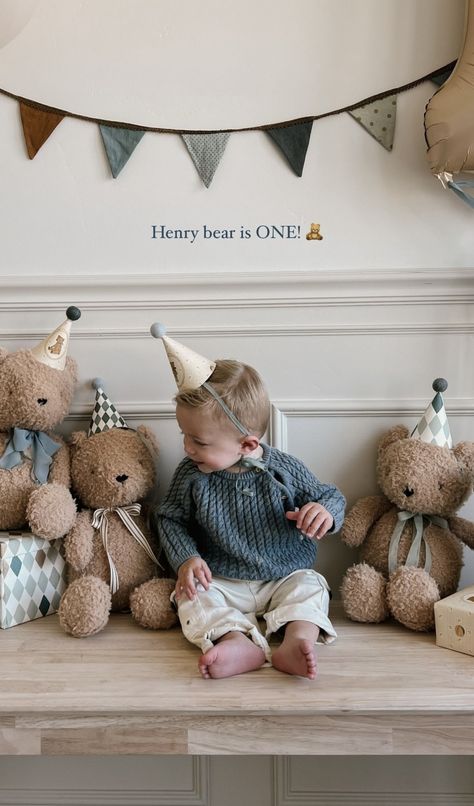 Baby Birthday Decorations, Baby Birthday Themes, 1st Birthday Photoshoot, One Year Birthday, Foto Baby, Bear Birthday, Baby Birthday Party, Boy First Birthday, Baby First Birthday