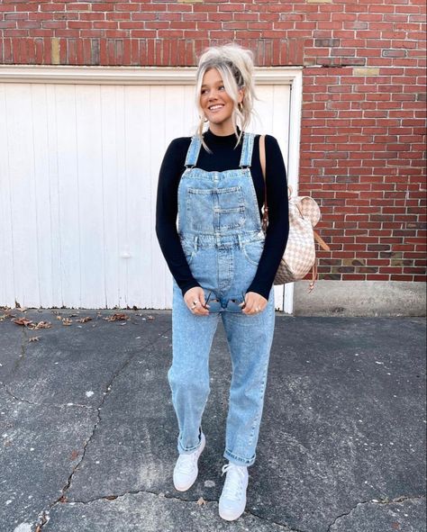 Bre Sheppard Maternity, Maternity Overalls Outfit Winter, 90s Mom Fashion Outfits, Denim Overalls Outfit Winter, Overall Winter Outfit, Crunchy Mom Outfits, Winter Pregnancy Outfits Cold Weather, Maternity Overalls Outfit, 90s Mom Fashion