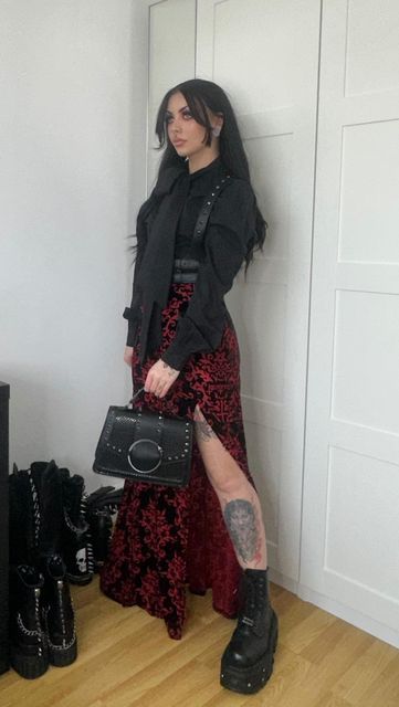 Birthday Goth Outfit, Classy Vampire Outfit, Goth Christmas Party Outfit, Gothic Date Outfit, Grunge Outfits 2024, Vampire Casual Outfits, Glam Grunge Aesthetic, Gothic Concert Outfit, Glam Grunge Outfits