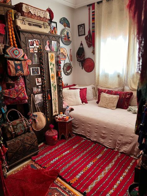 Granny Unit, Boho Maximalism, Vintage Dressing Rooms, Modern Bedroom Interior, Eclectic House, Indie Room Decor, Bedroom Red, Indie Room, House Inside