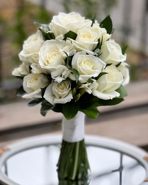 White Bride Flowers, Buket Za Vjencanje, Bride Flower Bouquet Elegant, White Roses Bouquet Wedding, Simple White Rose Bouquet, Bridal Bouquet White With Greenery, Minimal Wedding Bouquet, White Flower Wedding Bouquet, White Rose Bouquet Wedding