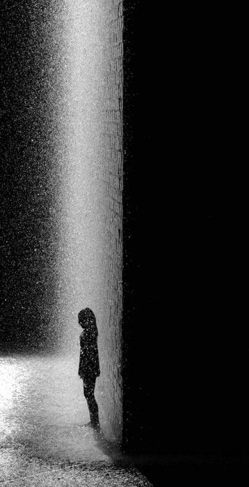 Standing In The Rain, Foto Art, Dancing In The Rain, Black White Photos, Chiaroscuro, Black N White, 인물 사진, Bw Photo, White Photo