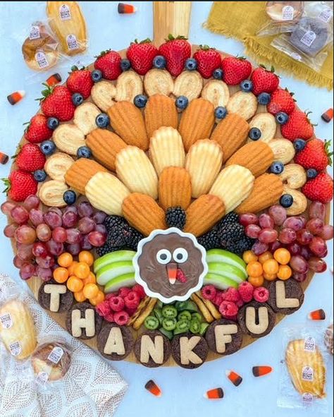 Thanksgiving Dessert Board, Thanksgiving Charcuterie Board Ideas, Turkey Desserts, Thanksgiving Charcuterie Board, Thanksgiving Charcuterie, Thanksgiving Fruit, Jenny Cookies, Thanksgiving Snacks, Dessert Board