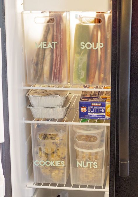 Here are 12 of the internet's best freezer organization hacks that will help you keep your freezer organized for good! Prevent the daily "freezer avalanche" and stop wasting money and food! Freezer Organization Ideas, Organizing Hacks Dollar Stores, Organization Hacks Diy, Kitchen Cabinet Organization Ideas, Freezer Organization, Freezer Storage, Freezer Burn, Refrigerator Organization, Kitchen Hacks Organization