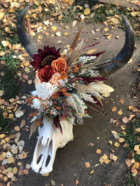 Country Wedding Pictures, Cow Skull Decor, Country Western Wedding, Western Themed Wedding, Western Bedroom Decor, Skull Crafts, Country Theme Wedding, Skull Wedding, Country Theme