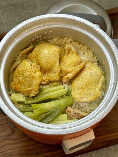 One Pot Rice Cooker Hainanese Chicken Rice Recipe | Verna Gao Hainanese Chicken Rice Cooker, Hainese Chicken Rice Recipe, Hainese Chicken Rice, Rice Cooker Chicken, Crazy Recipes, Recipes Using Rice, Pickled Cucumber Salad, Chicken Rice Recipe, Hainanese Chicken Rice