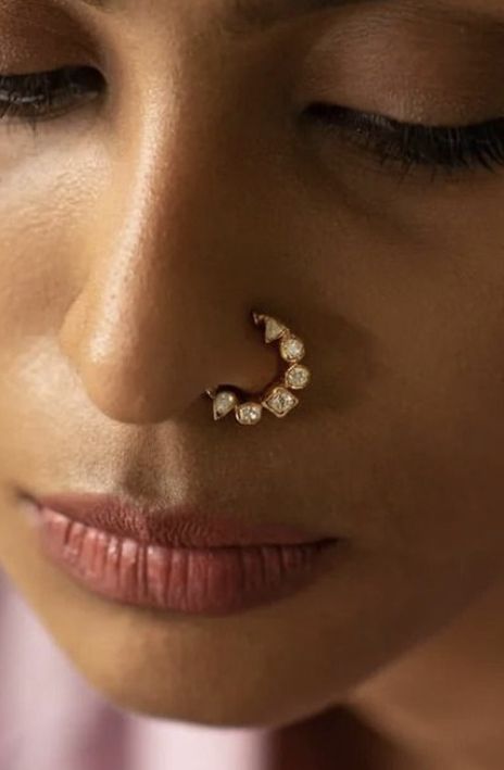 Small Nath Nose Ring Bridal, Nose Ring Designs Bridal, Nose Pin Aesthetic, Wedding Nose Ring, Nose Ring Aesthetic, Diamond Nath, Indian Nose Pin, Indian Nose Rings, Nose Pin Indian