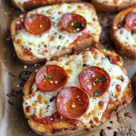 Quick & Easy Dinner Idea: Garlic Toast Pizzas Garlic Toast Pizza, Pizza Station, Garlic Toast, Toast Pizza, Flavorful Dinner, Movie Night Snacks, Classic Pizza, Mini Pizzas, Quick Easy Dinner