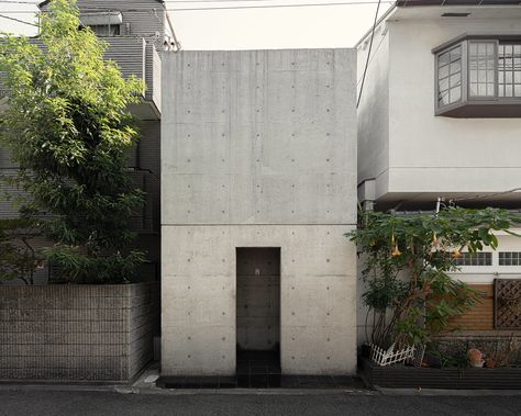 Row House by Tadao Ando (Azuma House): Light, Space & Concrete | ArchEyes Precast Concrete House Design, Japanese Concrete House, Concrete Minimalist House, Tadao Ando House, Precast Concrete House, Azuma House, Concrete Block House, Plaster House, Tadao Ando Architecture