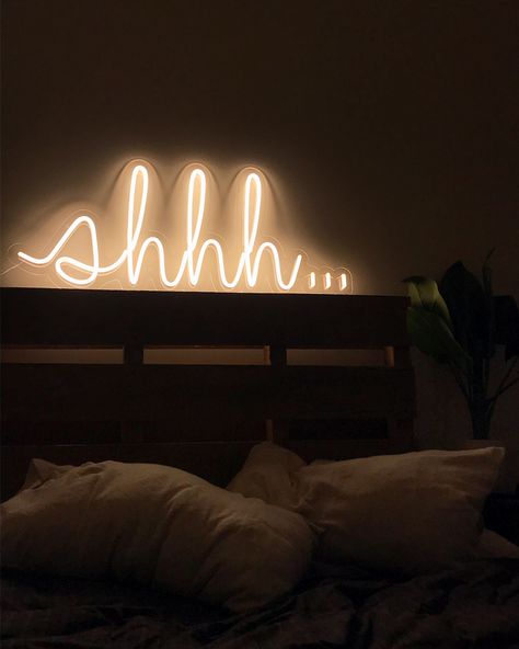 Cool Neon Signs Bedroom, Ambiguous Quotes, Murs Roses, Neon Quotes, Commercial Signs, Neon Decor, Dekorasi Kamar Tidur, Neon Sign Bedroom, Event Exhibition