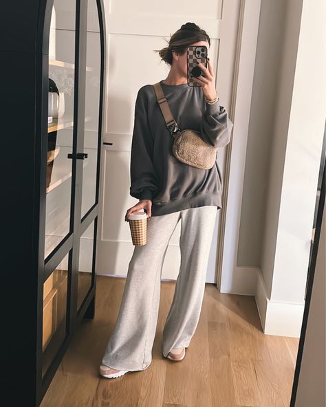 Chic Sweats Outfit, Womens Leisure Wear Outfit, Cozy Sweatshirts Outfit, Tired Mom Outfit, Casual Sweats Outfit, Weekend Chill Outfit, Cozy Fall Outfits Aesthetic 2024, Modern Mom Outfits Winter, Wide Leg Sweatpants Outfit Fall