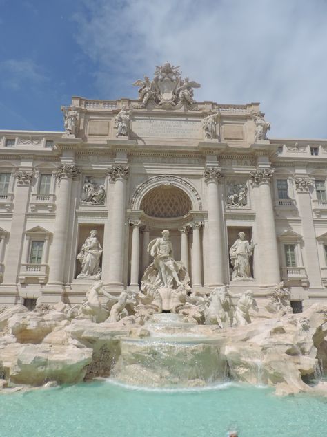 La fontaine de Trevi Fountain Trevi, Rome Trevi Fountain Aesthetic, Trevi Fountain Rome, Fontainebleau Palace, Fountain Of Neptune Florence, Italy Architecture, Trevi Fountain, Rome Italy, Flowers Nature