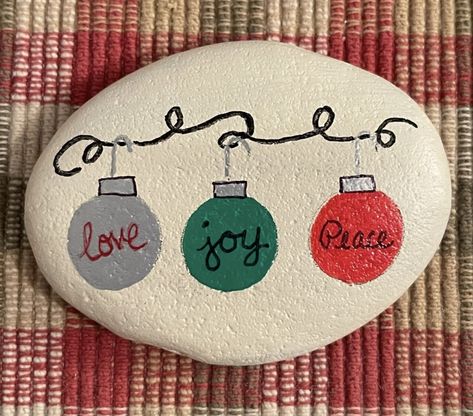 Painted Christmas Rocks Ideas, Painted Rocks Christmas Easy, Christmas Rocks Painted Ideas, Christmas Painted Rocks Ideas, Inspirational Rock Painting Ideas, Christmas Pebble Painting, Holiday Painted Rocks, Christmas Stone Painting, Winter Rock Painting Ideas