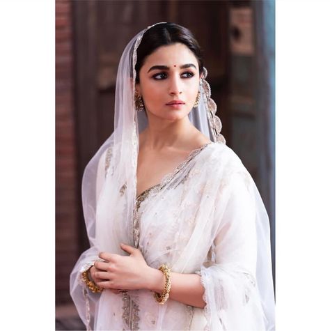 Alia Bhatt Saree, Sabyasachi Bride, Alia Bhatt Photoshoot, Chikankari Suits, Celebrity Magazines, Ritu Kumar, Anita Dongre, Indian Woman, Bollywood Girls