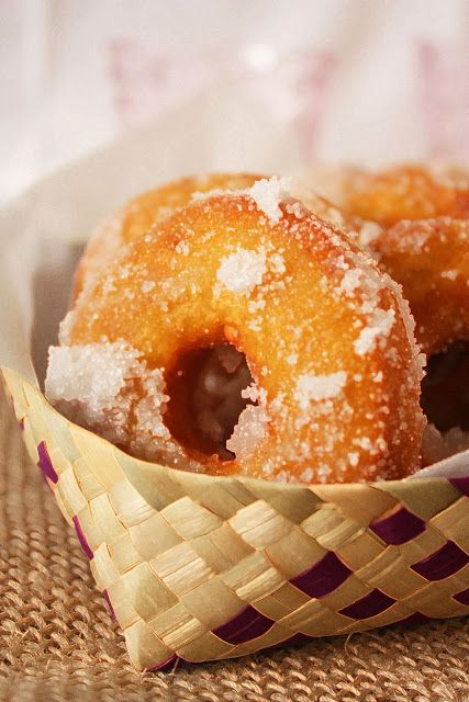 MALAYSIAN SWEET POTATO DOUGHNUTS Potato Donuts, Malaysian Dessert, Banana Walnut Bread, Asian Cake, International Desserts, Malay Food, Vegan Breakfasts, Malaysian Cuisine, Meatless Recipes