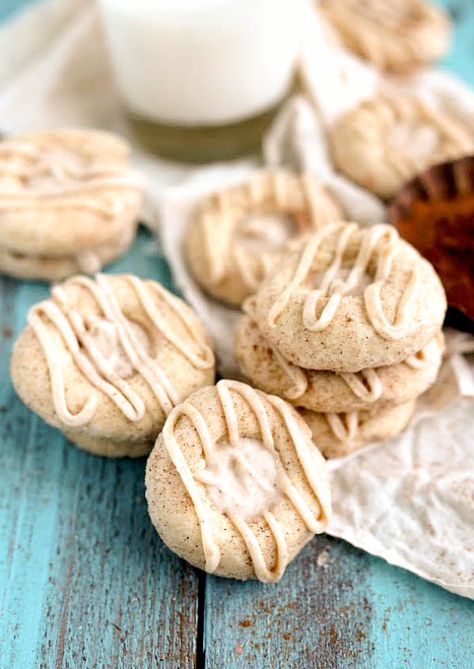 Simple and Delicious Snickerdoodle Thumbprint Cookies on { lilluna.com } Snickerdoodle Recipes, Cookies Snickerdoodle, Thumbprint Cookie, Cinnamon Cookies, Cinnamon Butter, Thumbprint Cookies, Cookie Exchange, Homemade Cookies, Snickerdoodles