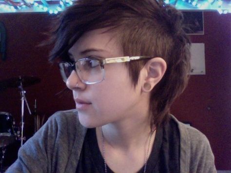 It's a longer version of my hair. Sidecut Hairstyles, Long Hair Mohawk, Half Shaved Head, Alt Hair, Shaved Bob, Body Ideas, Half Shaved Hair, Asymmetrical Haircut, Half Shaved