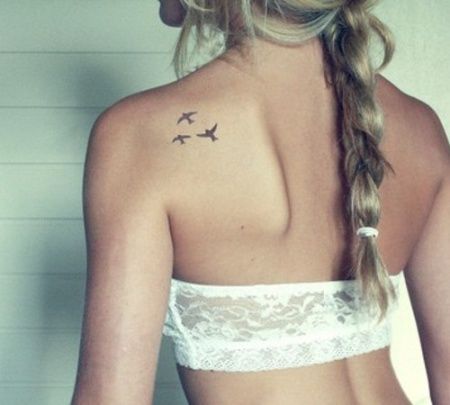 Tattoo Birds, Font Tato, Cool Tattoos For Girls, Dove Tattoo Design, Blade Tattoo, Small Bird Tattoo, Dove Tattoo, Bird Tattoos, Muster Tattoos