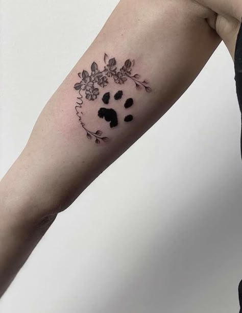 Pet Paw Print Tattoos, Dog Print Tattoo Ideas Memories, Floral Animal Tattoo Design, Cat Paw Print Tattoo With Flowers, Tattpp Ideas Woman, Unique Dog Tattoos, Dog Floral Tattoo, Paw Print Tattoo With Flowers, Paw Print With Flowers Tattoo