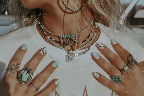 Western Necklace Set, Country Turquoise Jewelry, Nashville Style Jewelry, Western Jewelry Inspiration, Poetic Spirit Jewelry Ideas, Turquoise Jewelry Outfit Fashion Ideas, Cute Western Necklaces, Cowgirl Jewelry Necklaces, Western Jewelry Outfit