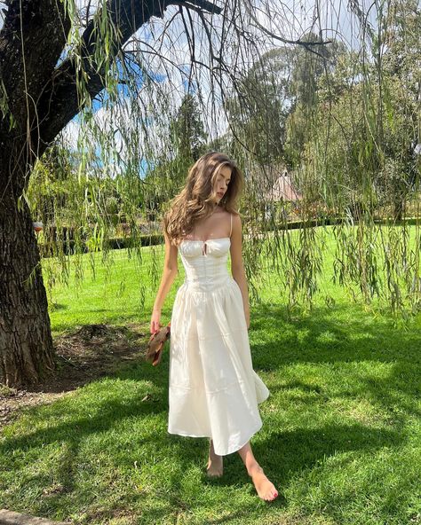 @tamfrancesconi in Garden Party - a dreamy spring look💐 White Sundress Outfit, Sundress Aesthetic, Blonde Hair For Brunettes, Summer Fits Aesthetic, Garden Party Outfit, Sundress Outfit, Italian Summer Outfits, Hot Summer Outfits, Elegant Classy Outfits