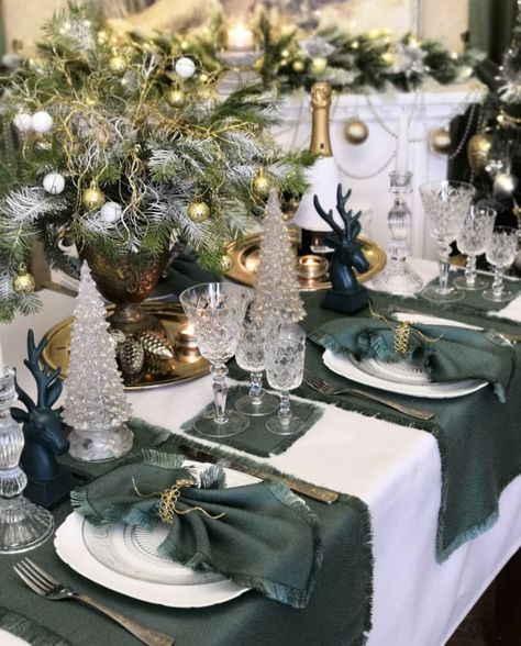 New Years Eve Table Setting, Christmas Dinner Table Settings, Minimalist Centerpiece, Tablescapes Ideas, Winter Tablescapes, Glam Christmas Decor, Company Christmas Party, Christmas Dining Table, Glam Christmas