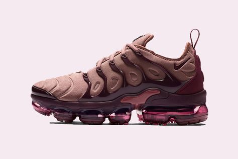 Nike's Air VaporMax Plus Gets Covered in Rosy Tones Nike Vapormax Women, Vapormax Women, Nike Vapormax Plus, Size 11 Women Shoes, Air Vapormax Plus, Nike Air Vapormax Plus, Basket Style, Nike Vapormax, Lifestyle Shoes