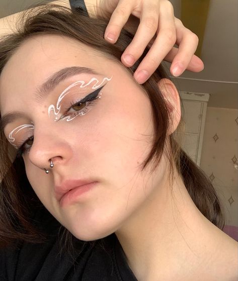 White Eyeliner Looks, Angel Makeup, Inspo Makeup, Graphic Eyeliner, White Eyeliner, Graphic Liner, Eyeliner Looks, Makeup Makeover, Eye Makeup Art